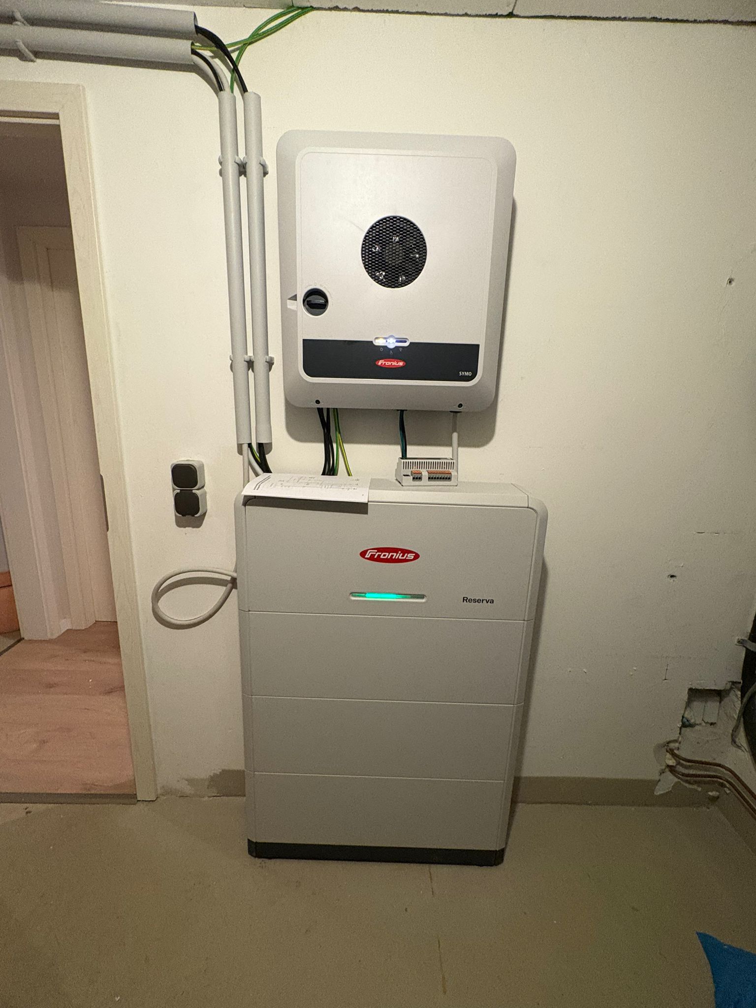 Photovoltaik Installation Wechselreichter mit Speicher