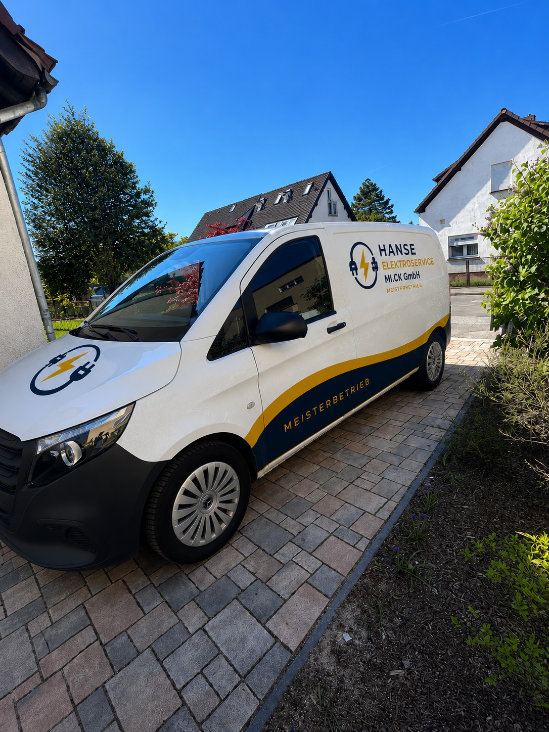 Servicefahrzeug der Hanse Elektroservice MI.CK GmbH vor Ort beim Kunden